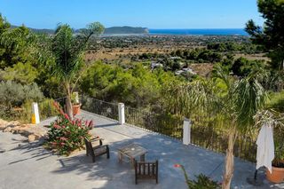 Xalet a Sant Jordi de Ses Salines-Sant Francesc. Exclusiva villa ubicada en un entorno natural privilegiado y pro