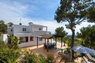 Xalet a Sant Jordi de Ses Salines-Sant Francesc. Exclusiva villa ubicada en un entorno natural privilegiado y pro