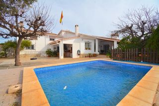 Chalet in El Montgó. Chalet con apartamento independiente y gran parcela en una de la