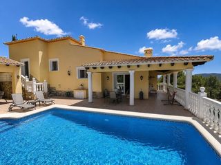 Chalet en Pedreguer. Chalet de estilo mediterráneo con piscina privada y total privac