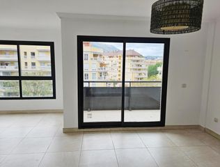Rent Flat in Avenida avenida de juan chabas 3. Amplio piso en alquiler anual en el casco urbano de dénia