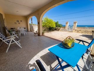 Rent Chalet in Les Bassetes - El Marjal. Chalet en alquiler de temporada en primera línea de playa
