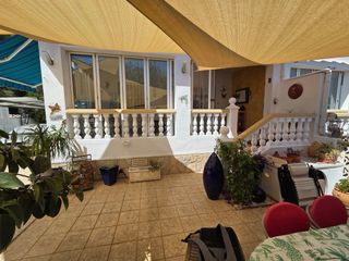 Casa bifamiliare in Ráfol de Almunia. Chalet pareado de dos plantas y dos viviendas independientes en