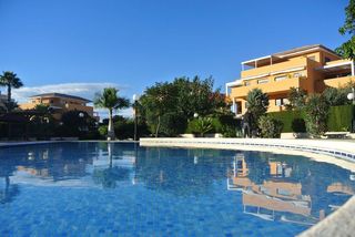 Location Appartement à El Montgó. Alquiler anual de bajo dúplex en urbanización azahares