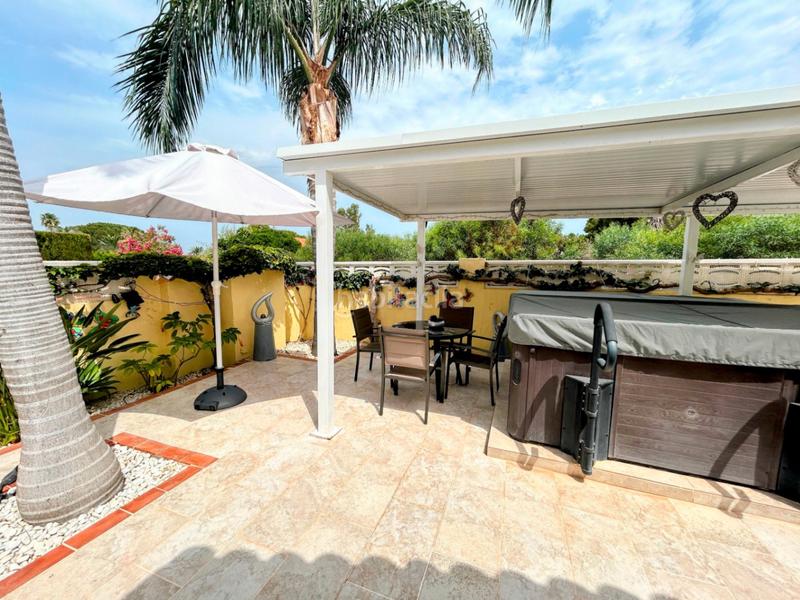 Foto 58b3d1a6-8891-42b9-ae4c-5cc1639a9b6f. Chalet mit heizung parking pool in El Montgó Dénia