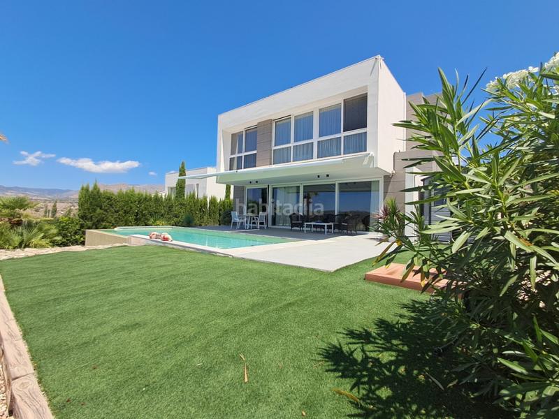 Foto 1e53fe22-7f4e-44d9-86a9-f2de3c849dc6. Xalet amb calefacció aparcament piscina a Finestrat pueblo Finestrat