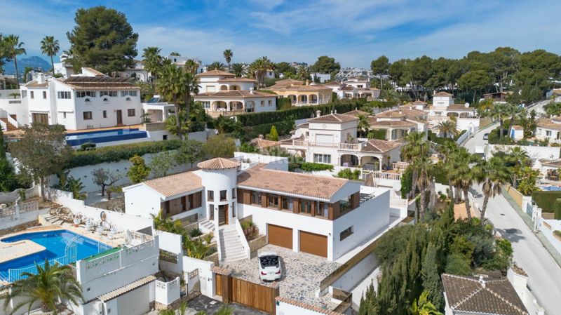 Foto 16e2bc85-4e45-4bed-90f3-c5d0a7429d57. Chalet mit parking pool in El Portet-Pla del Mar Moraira