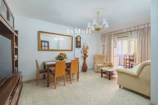Flat in Cobreros Viejo. Piso de tres habitaciones con ascensor en zona residencial conso
