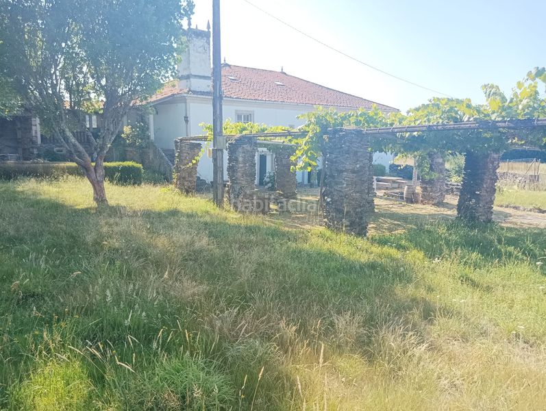 Foto a802b581-6a58-42a6-89c2-ff428918444c. Masia amb xemeneia calefacció aparcament piscina a Arzúa