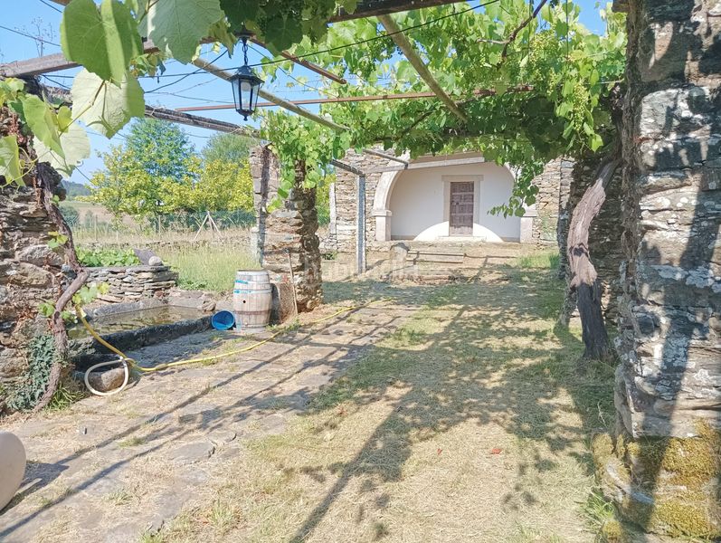 Foto f95c10f5-1b3d-44da-86aa-f6cd73542241. Masia amb xemeneia calefacció aparcament piscina a Arzúa