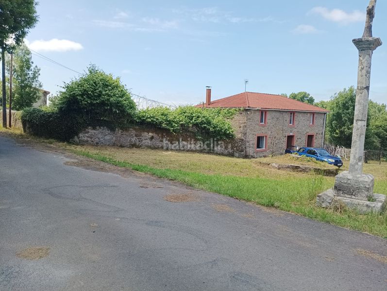 Foto b13d088b-14cd-4a67-8440-98344da3864e. Masia amb xemeneia a Boimorto