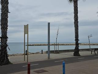 Casa  Acàcies. Tu hogar junto al mar mediterráneo casa con parking y trastero