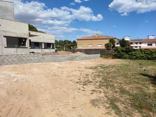 Terreny residencial  Adrià gual. Terreno urbano en masia blanca, comarruga  construye tu futuro a