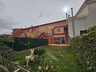Reihenhaus in Banyeres del Pened�s. Casa adosada con jardin