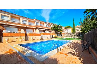 Casa adossada a Sant Jaume dels Domenys. Adosado con jardín, porche y piscina comunitaria en la torregass