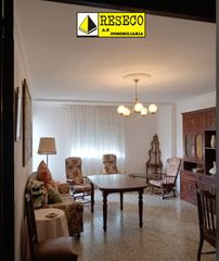 Édifice  Parque de la constitución 5a. Edificio de tres plantas con gran cochera y dos pisos independie