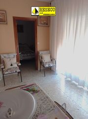 Gebäude in Villanueva de la Serena. Edificio de esquina con cochera y dos pisos en venta en villanue