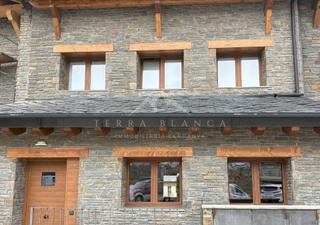 Maison jumelée à Puigcerdà. Casa de obra nueva en puigcerdà con jardín privado y eficiencia