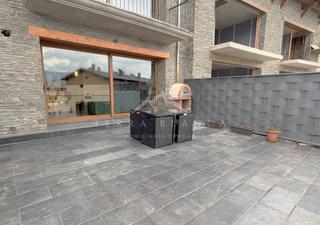 Casa adossada a Puigcerdà. Casa de obra nueva en puigcerdà con jardín privado y eficiencia