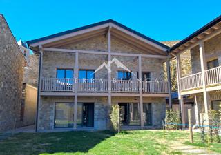 Maison jumelée à Isòvol. Casa en venda en isovol