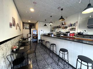 Local Comercial a La Salut. Local comercial en venta con licencia de bar  totalmente equipad