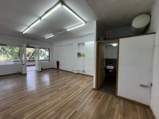 Local commercial à Ciutat Meridiana. Local en venta en zona muy bien comunicada