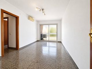 Appartamento in Llatí. Piso exterior de 4 dormitorios en santa coloma de gramenet!