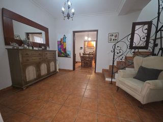 Casa adossada a Centro - Doña Mercedes. Vendo casa zona reyes católicos