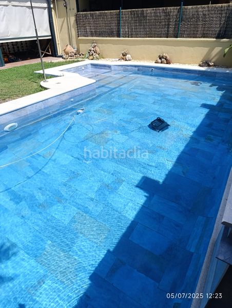 Foto 298651e0-ee44-40cb-b4c3-d837a7034bd7. Casa aparellada amb xemeneia calefacció piscina a Montequinto