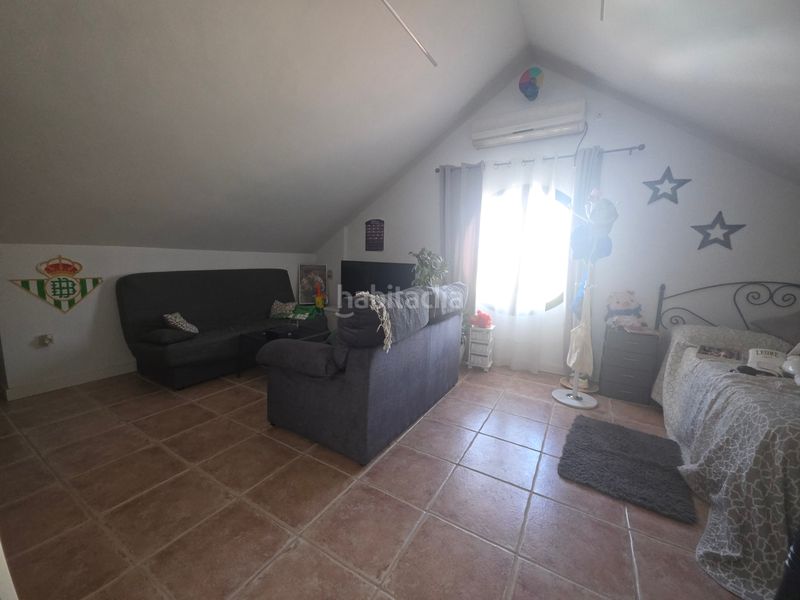 Foto 4373bd3b-d9cc-4de0-9ca0-a0f001fca6ac. Casa aparellada amb xemeneia calefacció piscina a Montequinto