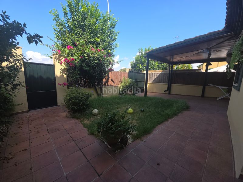Foto 4a96cede-f5dc-48c3-b6c6-a1e65ba56846. Casa aparellada amb xemeneia calefacció piscina a Montequinto