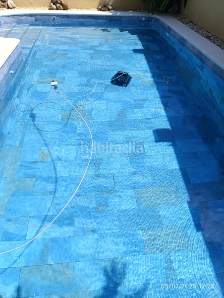 Foto 9ff46502-143f-4000-b2c3-b19f9302d418. Casa aparellada amb xemeneia calefacció piscina a Montequinto