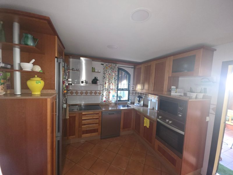 Foto a524e767-3e06-4cdb-a048-3253853a720e. Casa aparellada amb xemeneia calefacció piscina a Montequinto