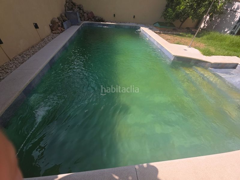 Foto c48e9a43-1ff3-43e1-b38a-a3a8b2da5d74. Casa aparellada amb xemeneia calefacció piscina a Montequinto
