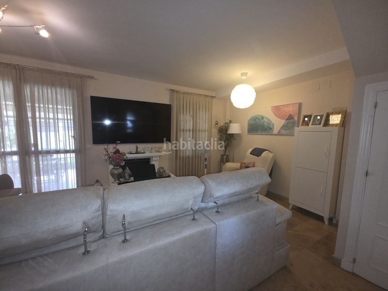 Foto c915fae4-211e-4e3f-be9e-832a4e526009. Casa aparellada amb xemeneia calefacció piscina a Montequinto