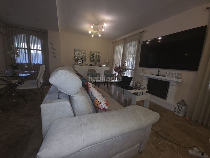 Foto f9d115da-9676-4589-988e-651cefe23e45. Casa aparellada amb xemeneia calefacció piscina a Montequinto