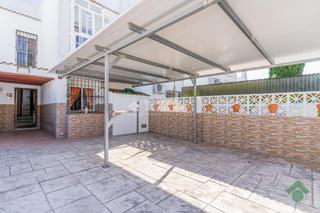 Maison jumelée à Núcleo urbano. Casa en venta en chiclana de la frontera