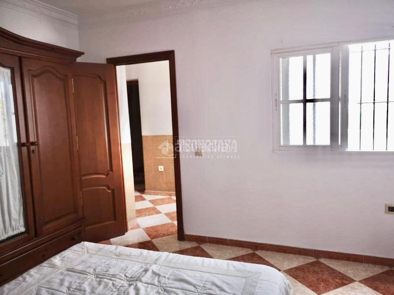 Foto a18f476c-53e0-40c2-ba0b-6c136661a016. Casa pareada casa en venta en La Banda - Campo de Fútbol Chiclana de la Frontera