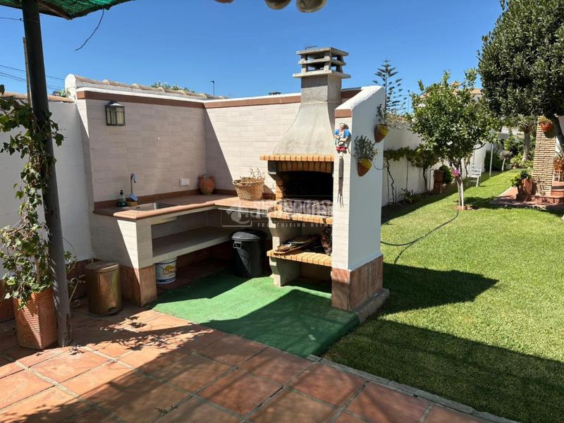 Foto 493865fa-caca-4a3f-b2bf-a280025cb663. Casa amb aparcament a Los Gallos Chiclana de la Frontera