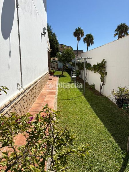 Foto ad5cabec-27c1-4048-8f8e-ac049af276b5. Casa amb aparcament a Los Gallos Chiclana de la Frontera