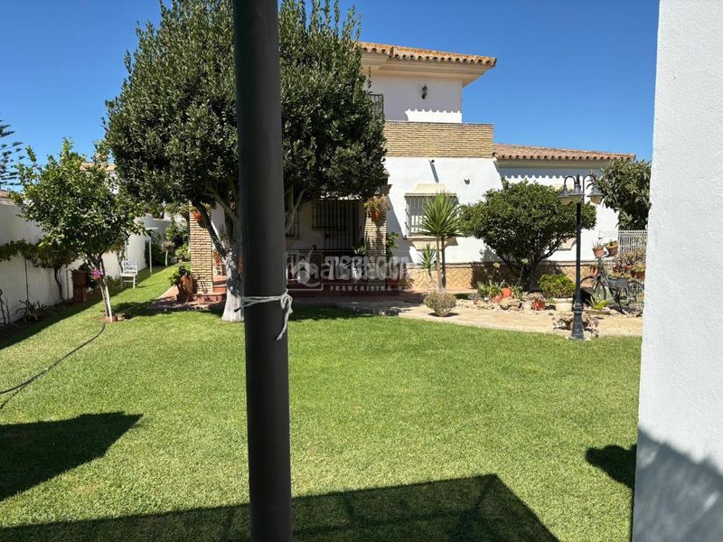 Foto c1e74206-aa26-4b3e-a20c-00a693fcba07. Casa amb aparcament a Los Gallos Chiclana de la Frontera