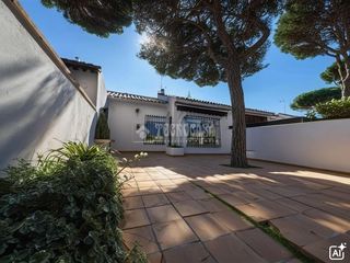Casa aparellada a La Barrosa. Casa en venta en chiclana de la frontera