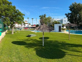 Doppelhaus in Los Gallos. Casa en venta en chiclana de la frontera