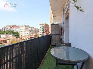 Flat in Calle ferrocarrils catalans 91. Reformado y amueblado en la marina del port