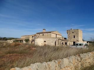 Casa en Campos. Finca de 40.000 m2, con 485 m2  de edificaciones