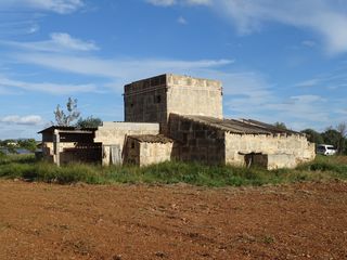 Landgut in Santany� Poble. Finca con edificaciones y pozo