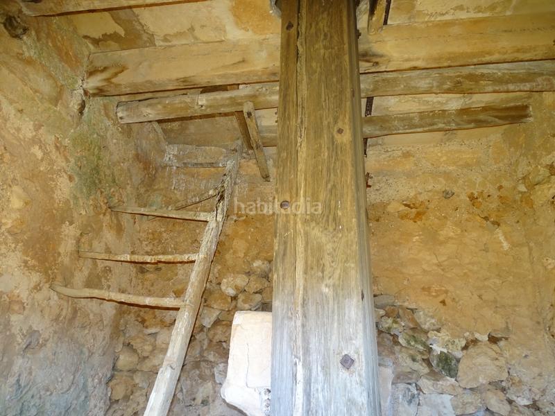 Foto 49a54da9-c017-438f-ba43-12f7caf6cfc2. Masia amb xemeneia a Campos