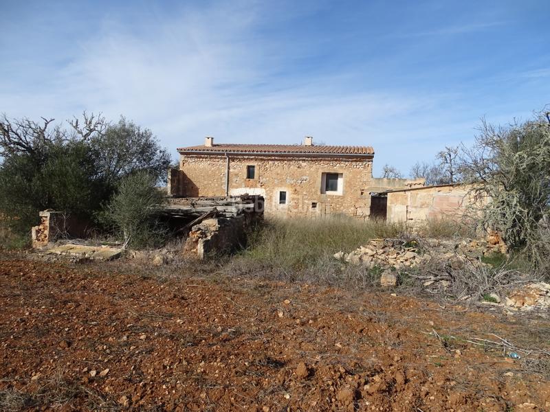 Foto 4a4068da-a85e-4062-804a-c0930fcf2adf. Masia amb xemeneia a Campos