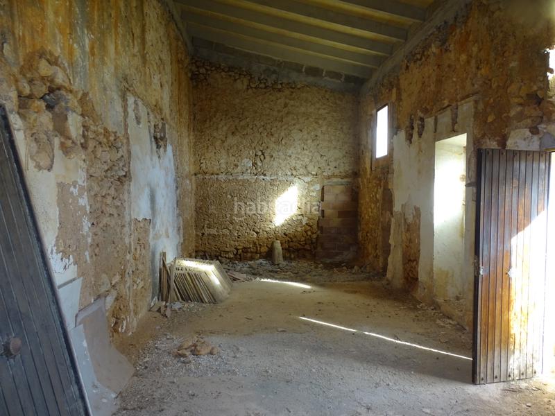 Foto 4f817a05-a66c-4904-a9c3-3775e71e1961. Masia amb xemeneia a Campos