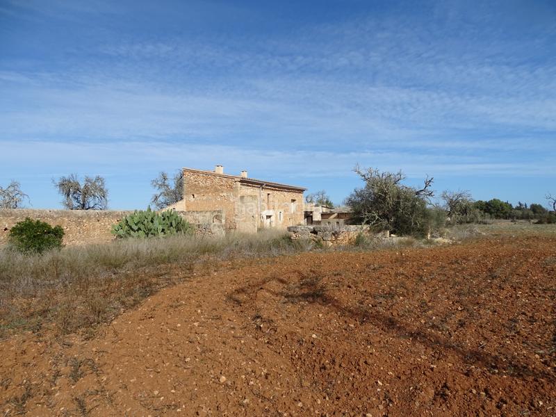 Foto 6e56a9da-6c49-45f5-8a5d-13c7893e37a0. Masia amb xemeneia a Campos